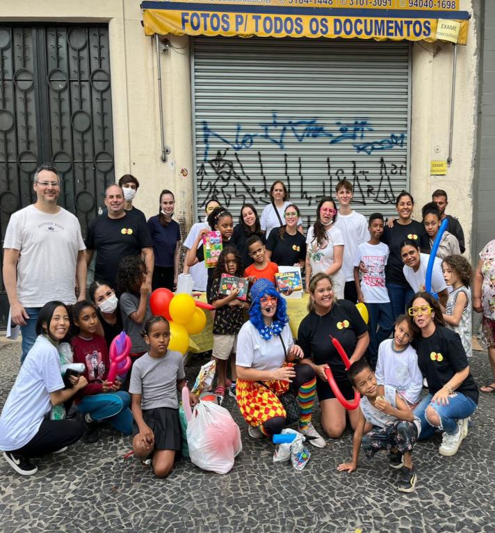 Ação especial do projeto com voluntários e doces