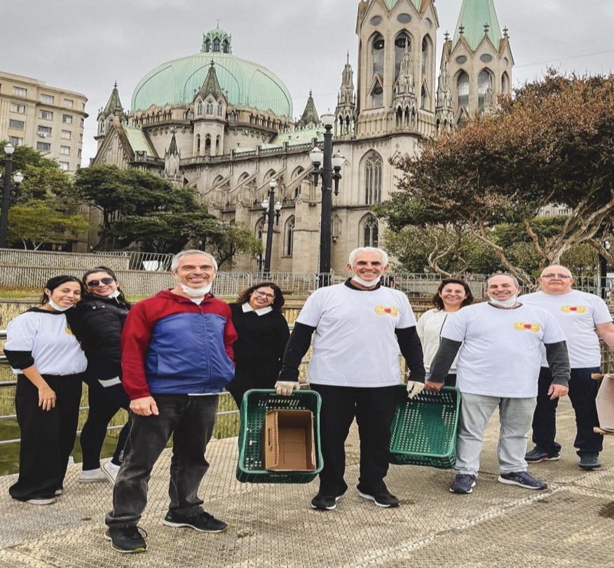Voluntários com cestas em frente à Catedral da Sé, em São Paulo